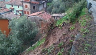 Frana a Matraia, evacuata una famiglia