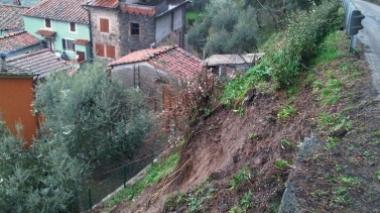 Frana a Matraia, evacuata una famiglia