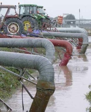 Idrovore al lavoro nei drammatici giorni del dopo alluvione 