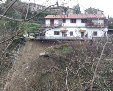  VERNIO. Ieri le famiglie interessate dallo smottamento di terreno verificatesi mercoledì ...