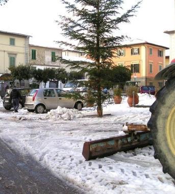 Neve in piazza a Castelnuovo 