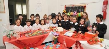 I bambini delle elementari Rodari con i loro lavori natalizi 