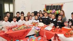 I bambini delle elementari Rodari con i loro lavori natalizi
