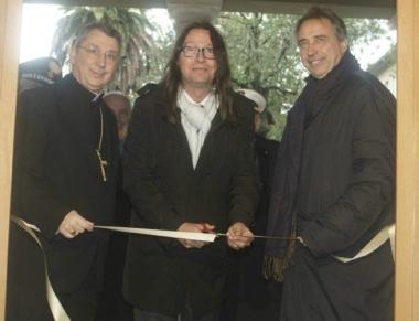 Il taglio del nastro nella sala dei bozzetti con il vescovo, il numero uno dei piloti Milano e il sindaco Cosimi  