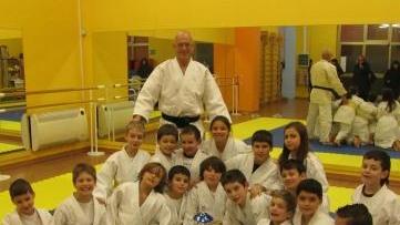 <b>JUDO CANINO.</b> Gli atleti con l’istruttore Alessio Patania