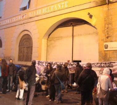 Un momento dellinvasione simbolica dellex caserma Del Fante da parte di un gruppo di precari          