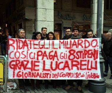 La protesta dei giornalisti del Corriere di Livorno ieri pomeriggio in piazza Grande               