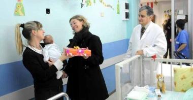 Lassessore regionale porta i regali di Natale ai piccoli dellOpa 
