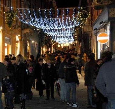 Il maltempo frena lo shopping serale nelle vie del centro