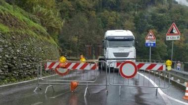 <b>VIABILITÀ A RISCHIO.</b> LA strada di Arni bloccata durante una precedente alluvione