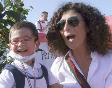 Il piccolo Tommaso con la mamma Stefania   