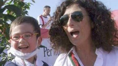 Il piccolo Tommaso con la mamma Stefania