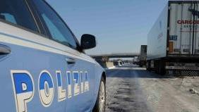 Un’auto della polizia in mezzo alla neve e al caos della Fi-Pi-LI Il dirigente Fezza racconta il lavoro dei suoi agenti