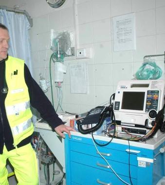 <b>SICUREZZA.</b> Il defibrillatore pu&ograve; salvare una vita A destra, Luca Petrucci 
