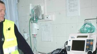 <b>SICUREZZA.</b> Il defibrillatore può salvare una vita A destra, Luca Petrucci