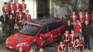 A sinistra la formazione Juniores che dopo la fine della collaborazione col Pedale Larigiano, torna alla base sopra Giuseppe Cascio