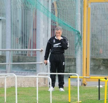 Paolo Indiani, alla guida della Lucchese dalla fine di ottobre, e a destra il presidente Giuliano Giuliani e Giovanni Valentini (Vip) 