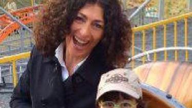 Il piccolo Tommaso con la mamma la livornese Stefania Mariotti alle giostre