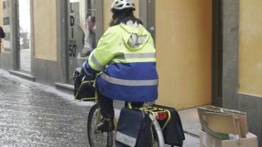 Un portalettere mentre è in giro per la consegna della posta
