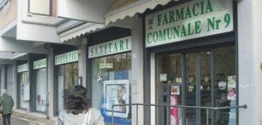 Lingresso della farmacia comunale sul viale Alfieri 