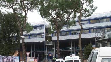 <b>PROCESSO.</b> Sopra, l’avvocato Fabrizio Miracolo A destra, l’ospedale Versilia