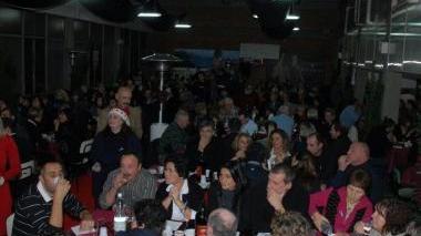 <b>TUTTI A TAVOLA.</b> Dentro la fabbrica delle vestaglie azzurre