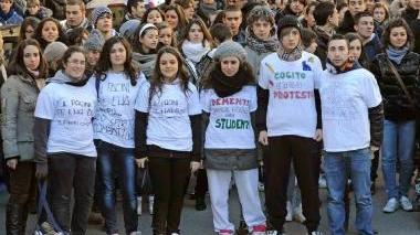 T shirt ironiche in testa ad uno dei cortei contro i tagli alla scuola