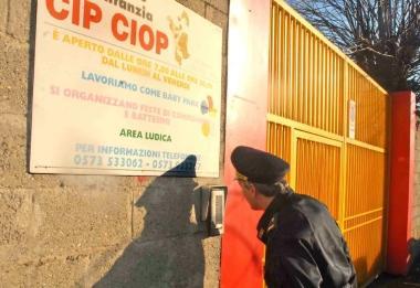 Un agente di polizia al cancello dellasilo privato Cip Ciop  