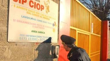 Un agente di polizia al cancello dell’asilo privato Cip Ciop