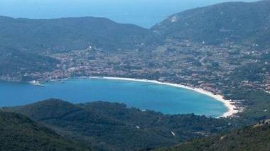 Una veduta panoramica del golfo e del centro abitato di Marina di Campo