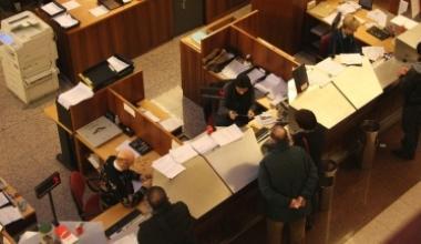 Il direttore generale di CariPrato, Franco Tonato A sinistra, la sede di via degli Alberti 