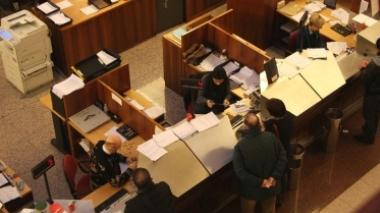 Il direttore generale di CariPrato, Franco Tonato A sinistra, la sede di via degli Alberti