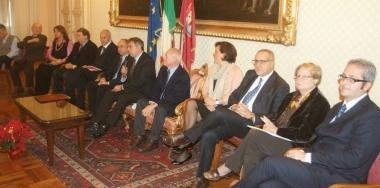La squadra degli assessori riunita nella sala cerimonie del Comune        