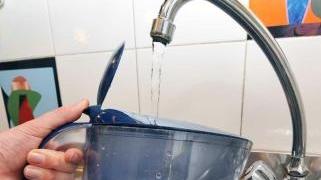 Il dottor Alessandro Barbieri, responsabile del dipartimento prevenzione dell’Asl e, a destra, l’assessore all’ambiente Marco Chiarei, hanno risposto alle domande dei cittadini