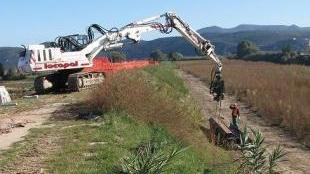 Una fase dei lavori di ricostruzione dell’argine che ha ceduto il 25 dicembre 2009