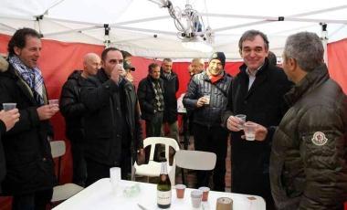 <b>BRINDISI.</b> Enrico Rossi con gli operai Eaton 