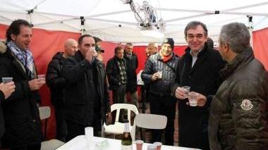 <b>BRINDISI.</b> Enrico Rossi con gli operai Eaton