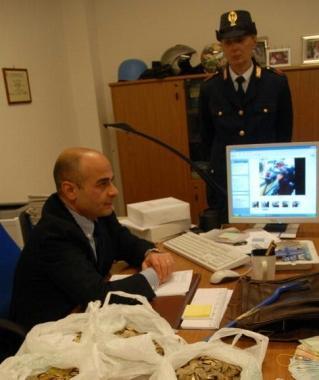 <b>BOTTINO.</b> Un momento della conferenza stampa e il ricco bottino sequestrato dalla polizia    