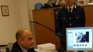 <b>BOTTINO.</b> Un momento della conferenza stampa e il ricco bottino sequestrato dalla polizia
