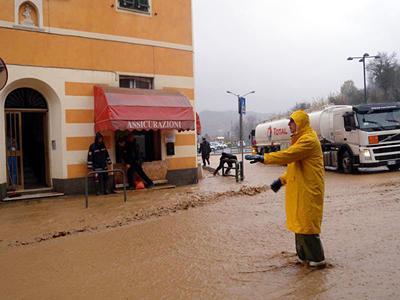 Maltempo, strade chiuse e treni a rilento per le frane