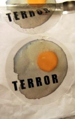 Ladesivo delluovo al tegamino e la scritta terror comparso sui muri  