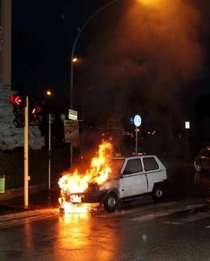 Auto in fiamme, donna riesce a uscire e salvarsi