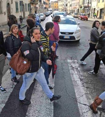 Studenti sulle strisce pedonali 