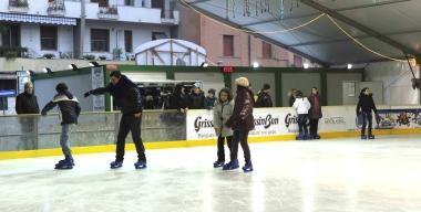 La pista di pattinaggio su ghiaccio in piazza della Stazione a Pontedera  