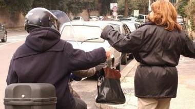 Scippata una dodicenne