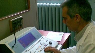 Mauro Gufoni con l’audiometro