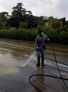 Il lavaggio di una strada dopo una frana 