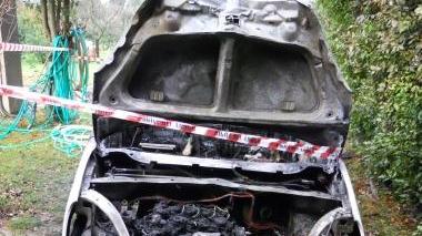 Una delle auto date alle fiamme