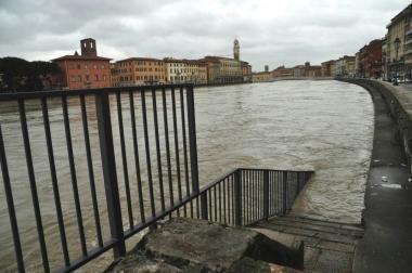 A destra il livello dellArno al ponte di Mezzo e a sinistra lacqua sugli scalini degli Scali Roncioni 