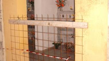La parte del cimitero dove i ladri hanno rubato le grondaie in rame causando danni al tetto